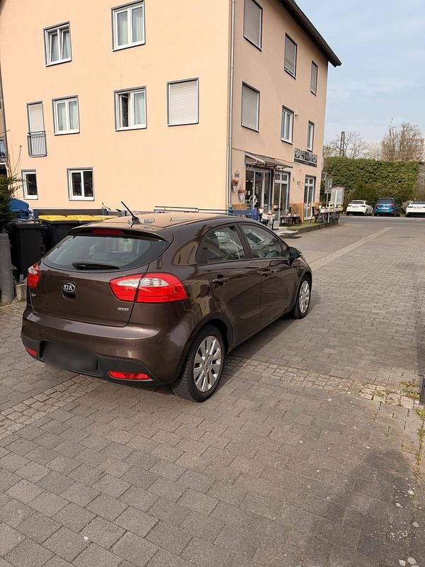 Second-hand Kia Rio 90 CP (66 kW) 2011 Maro Hatchback