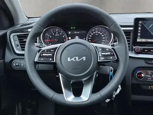 Neu Kia Ceed 150 PS (110 kW) 2026 Lunarsilber met. Kleinwagen