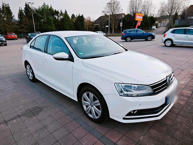 Weiß Gebraucht 2018 VW Jetta Limousine | 10.490 € - Bild 1/4