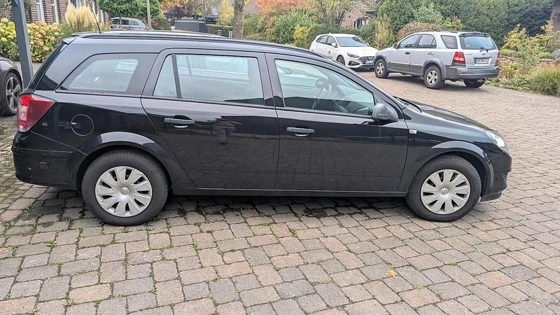 Schwarz Gebraucht 2010 Opel Astra Kombi | 5.200 € - Bild 1/4
