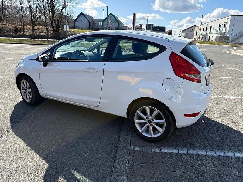 Gebraucht Ford Fiesta Trend 60 PS (44 kW) 2009 Weiß Kleinwagen