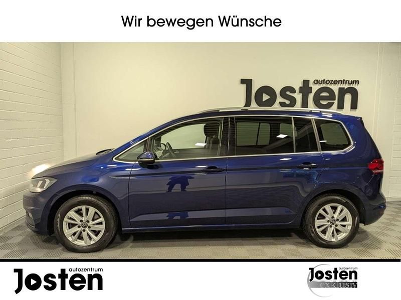 Gebraucht VW Touran Highline 150 PS (110 kW) 2023 Atlantik blue metallic Van / Kleinbus