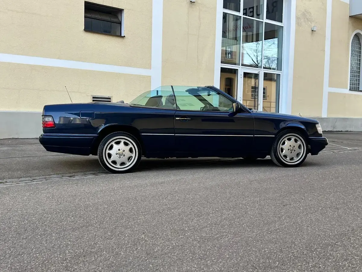 Gebraucht Mercedes E200 136 PS (100 kW) 1998 Blau Cabrio