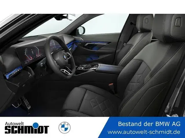 Gebraucht BMW 540 Comfort Edition 303 PS (222 kW) 2025 Saphirschwarz