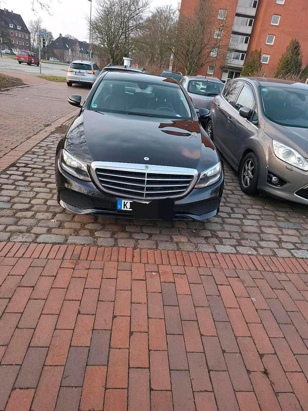 Schwarz Gebraucht 2018 Mercedes E200 Limousine | 10.500 € - Bild 1/4