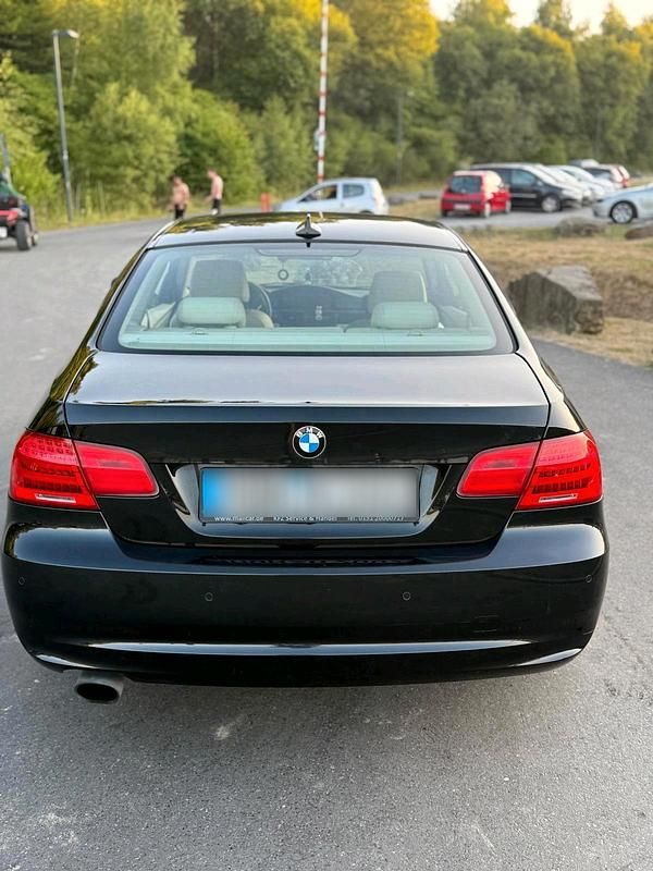 Gebraucht BMW 320 170 PS (125 kW) 2010 Schwarz Coupé