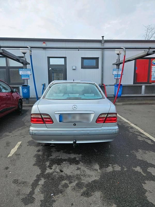 Gebraucht Mercedes E220 150 PS (110 kW) 2000 Silber Limousine
