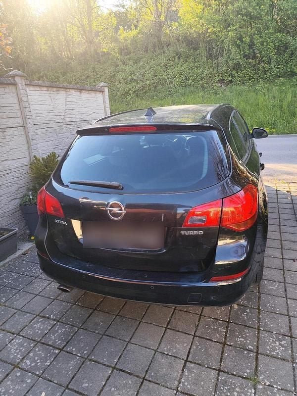 Second-hand Opel Astra 140 CP (102 kW) 2012 Negru Break