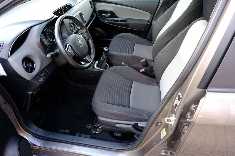 Gebraucht Toyota Yaris 111 PS (81 kW) 2017 Grau Limousine