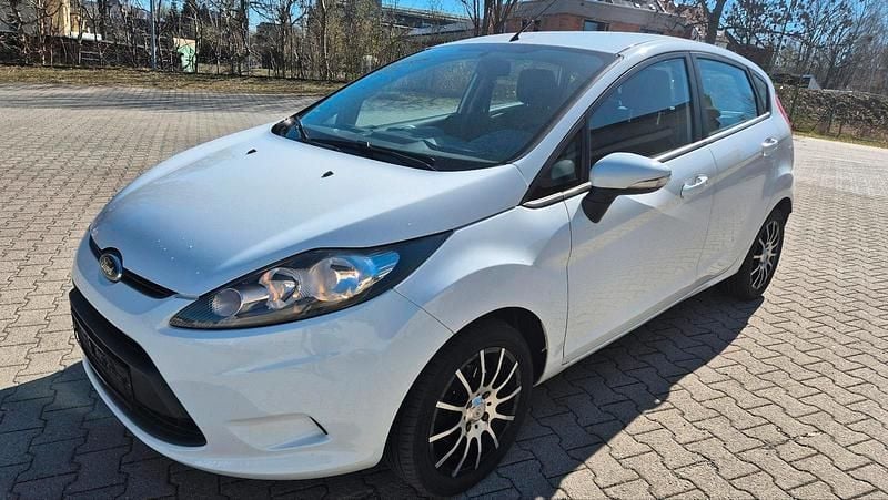 Gebraucht Ford Fiesta 60 PS (44 kW) 2011 Weiß Kleinwagen