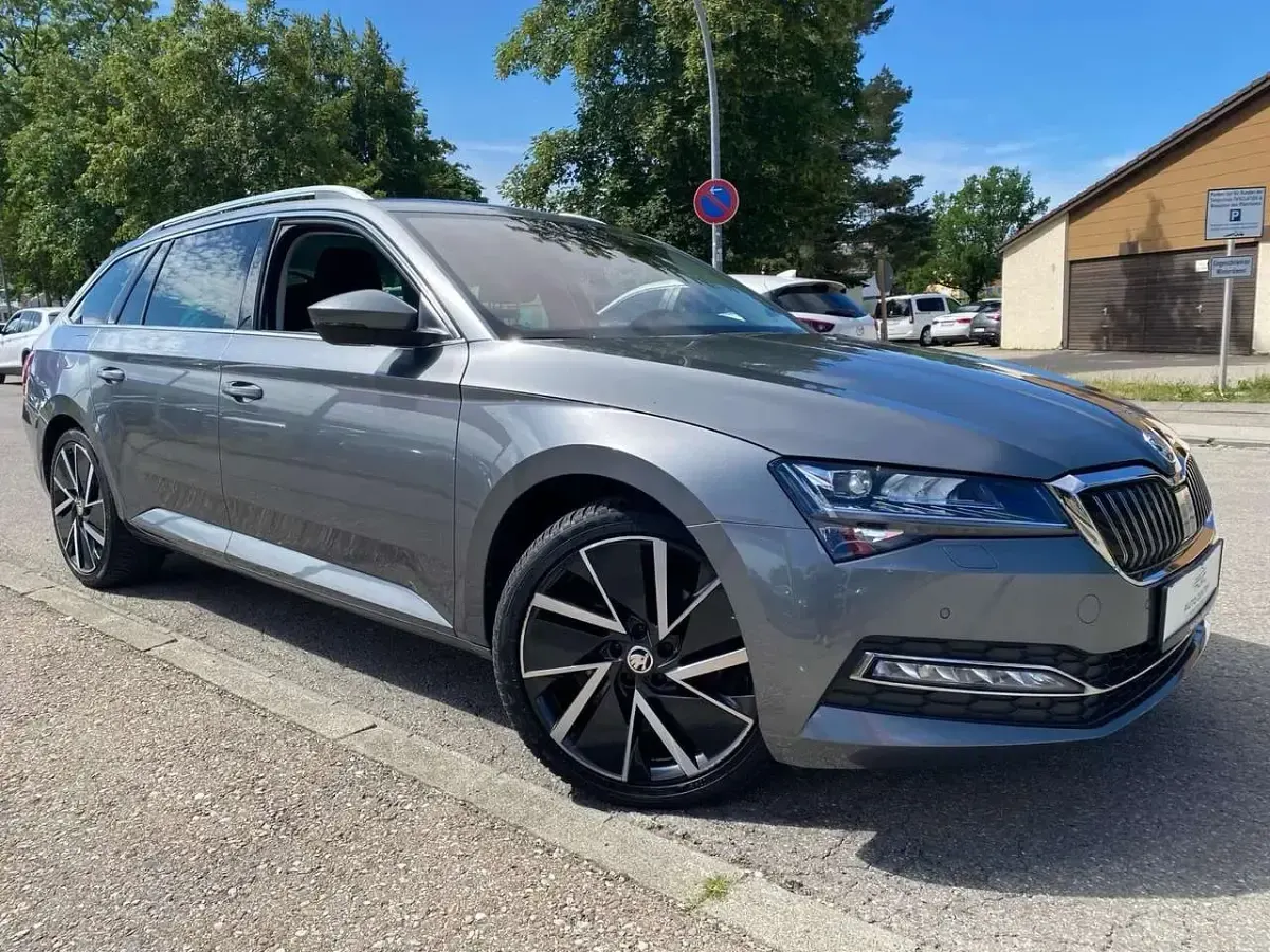 Gebraucht Skoda Superb Style 150 PS (110 kW) 2023 Grau Limousine