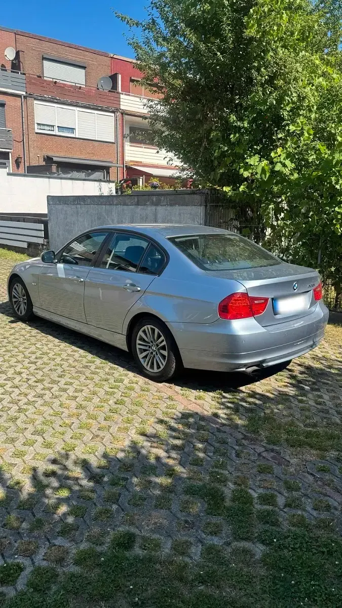 Gebraucht BMW 320 170 PS (125 kW) 2010 Blau Limousine