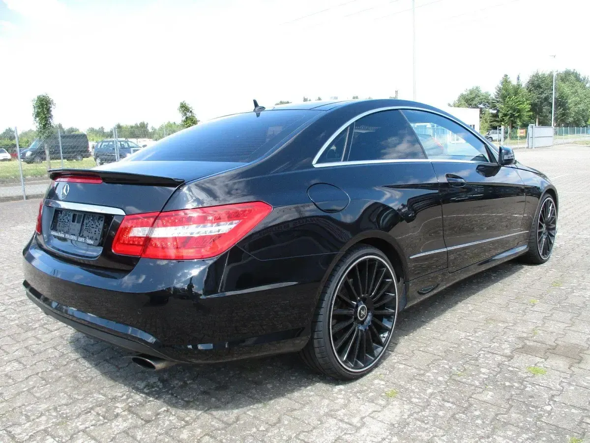 Gebraucht Mercedes E350 AMG line 265 PS (194 kW) 2012 Schwarz Coupé