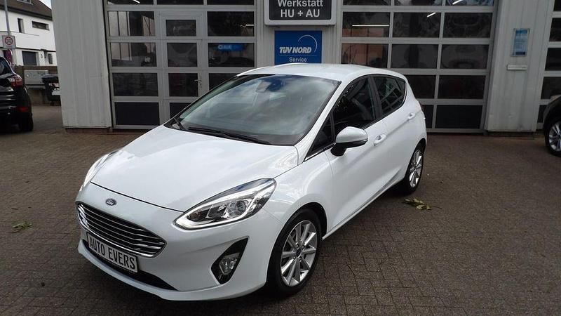 Frostweiß Gebraucht 2020 Ford Fiesta Titanium Kleinwagen | 11.950 € (Fairer Preis) - Bild 1/4