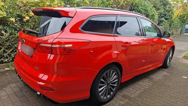 Rot Gebraucht 2018 Ford Focus ST-Line Kombi | 7.777 € (Superpreis) - Bild 1/4