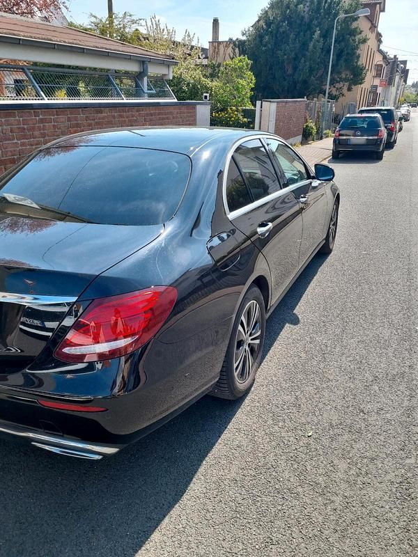 Second-hand Mercedes E300 256 CP (188 kW) 2020 Negru Berlinǎ