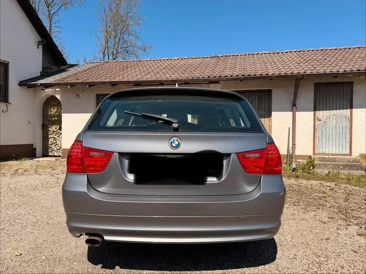 Gebraucht BMW 318 143 PS (105 kW) 2011 Grau Kombi