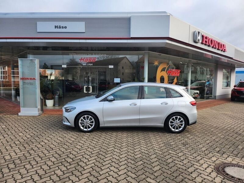 Silber Gebraucht 2019 Mercedes B200 Progressive Van / Kleinbus | 20.995 € (Guter Preis) - Bild 1/4