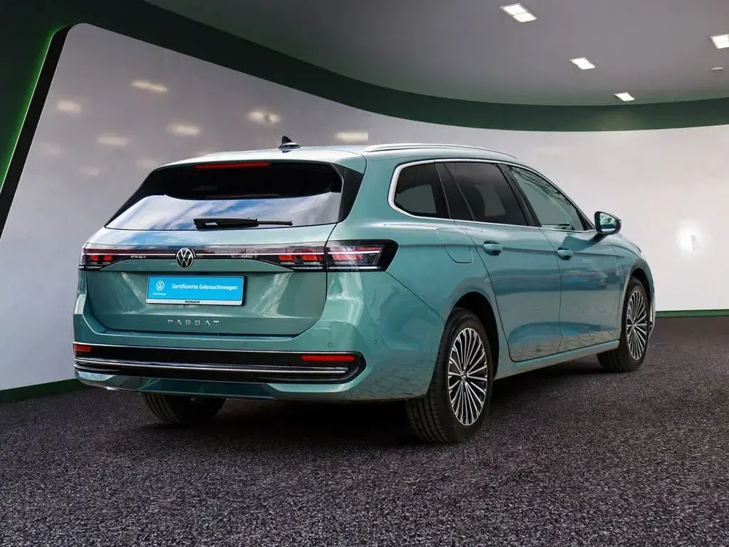 Gebraucht VW Passat Elegance 150 PS (110 kW) 2025 Grün / mariposit grün Kombi