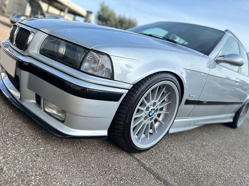 Silber Gebraucht 1996 BMW 320 Sport Line Kombi | 6.790 € - Bild 1/4