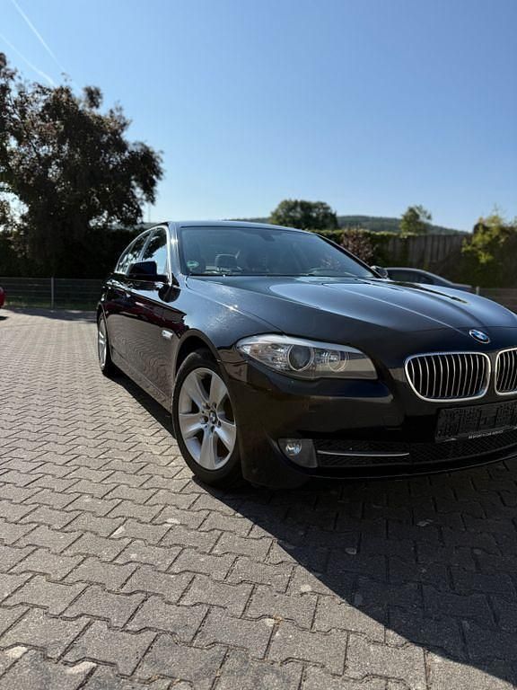 Schwarz Gebraucht 2013 BMW 520 Limousine | 7.300 € (Superpreis) - Bild 1/4