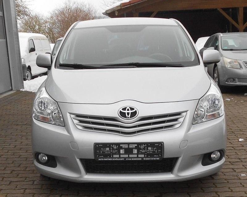 Gebraucht Toyota Verso Life 147 PS (108 kW) 2011 Silber Van / Kleinbus