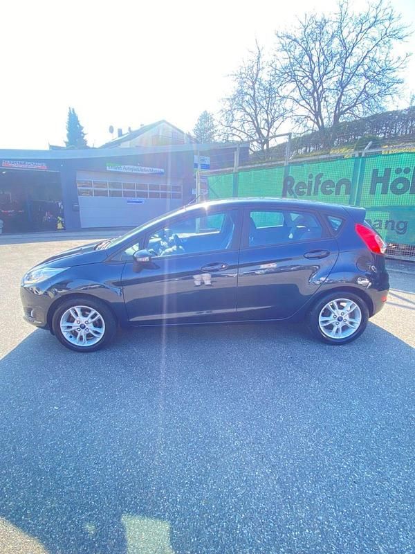 Gebraucht Ford Fiesta Celebration 101 PS (74 kW) 2017 Blau Kleinwagen
