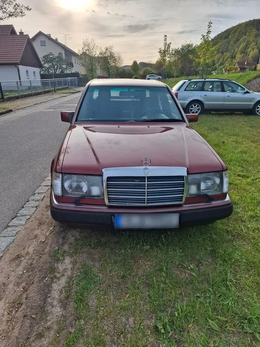 Gebraucht Mercedes E260 159 PS (116 kW) 1990 Rot Limousine
