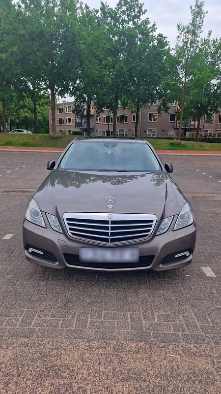 Braun Gebraucht 2009 Mercedes E250 Limousine | 8.850 € (Etwas zu teuer) - Bild 1/4
