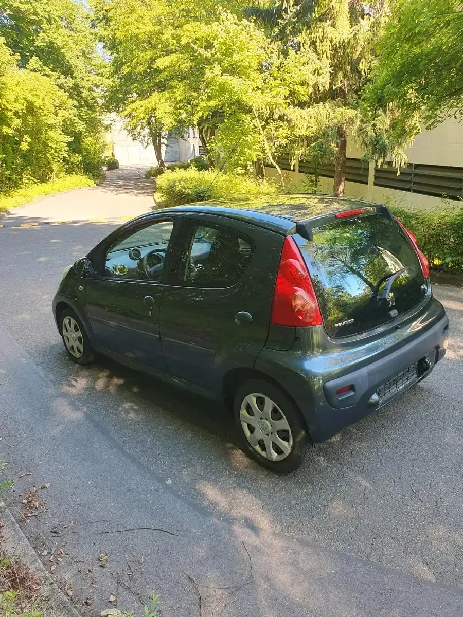 Gebraucht Peugeot 107 69 PS (50 kW) 2012 Grau Kleinwagen