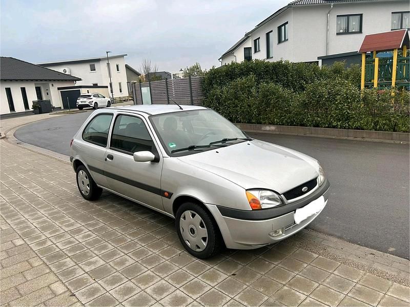 Silber Gebraucht 2001 Ford Fiesta Kleinwagen | 1.299 € (Fairer Preis) - Bild 1/4