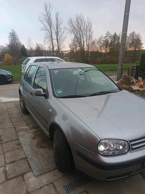 Grau Gebraucht 2002 VW Golf IV Basis Kleinwagen | 650 € (Superpreis) - Bild 1/4
