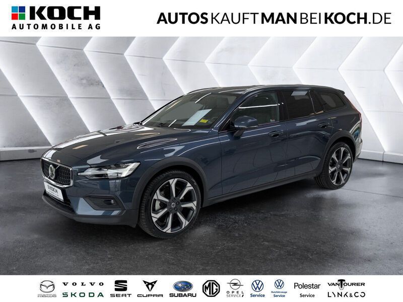 Blau Gebraucht 2024 Volvo V60 CC Ultimate Kombi | 48.880 € - Bild 1/4