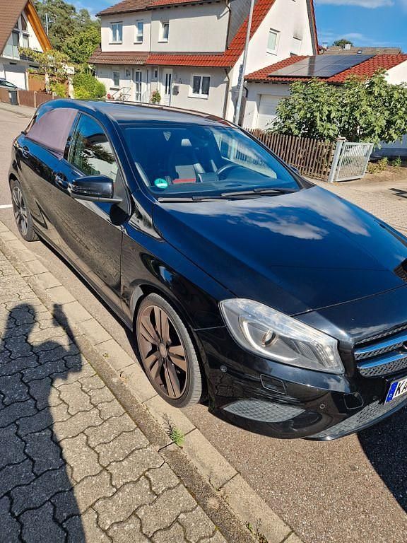 Schwarz Gebraucht 2013 Mercedes A180 Limousine | 11.500 € (Fairer Preis) - Bild 1/4