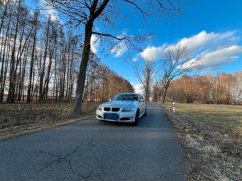 Gebraucht BMW 320 170 PS (125 kW) 2010 Grau Limousine