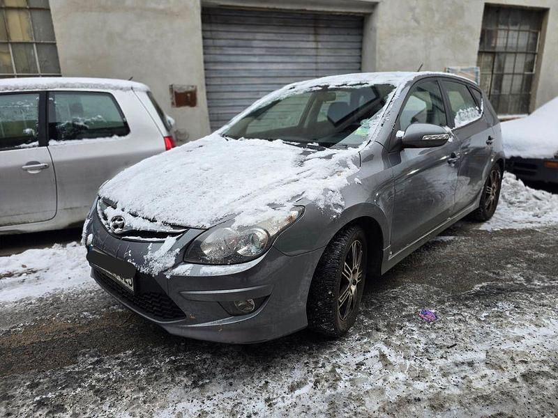 Grau Gebraucht 2011 Hyundai i30 Edition Limousine | 5.850 € (Teuer) - Bild 1/1