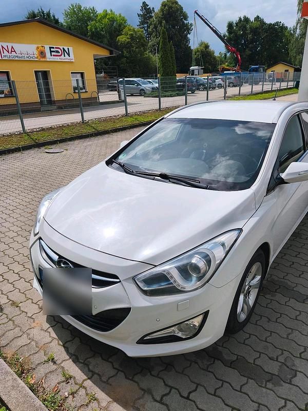 Weiß Gebraucht 2012 Hyundai i40 Edition Kombi | 5.500 € (Guter Preis) - Bild 1/4