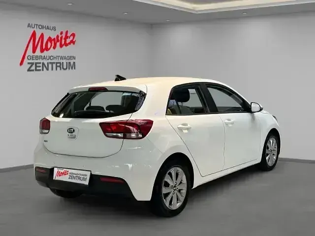 Używany Kia Rio Vision 101 KM (74 kW) 2021 Biały Sedan/Limuzyna