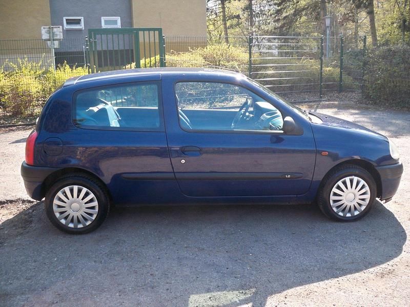 Second-hand Renault Clio II 58 CP (42 kW) 2000 Albastru Hatchback