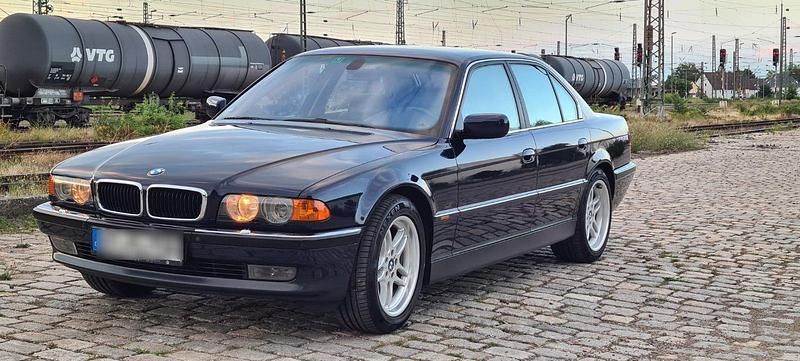 Blau Gebraucht 2001 BMW 735 Basis Limousine | 15.500 € - Bild 1/4