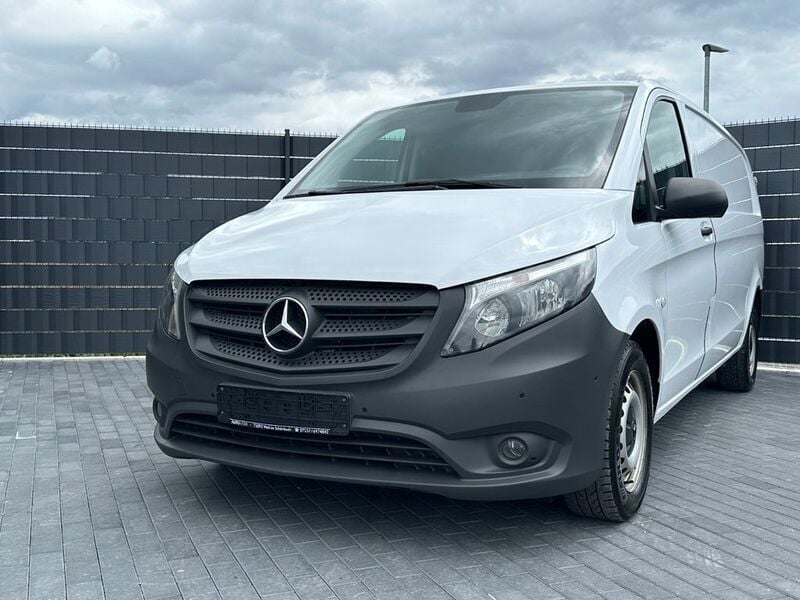 Weiß Gebraucht 2021 Mercedes Vito Van / Kleinbus | 16.990 € (Fairer Preis) - Bild 1/4