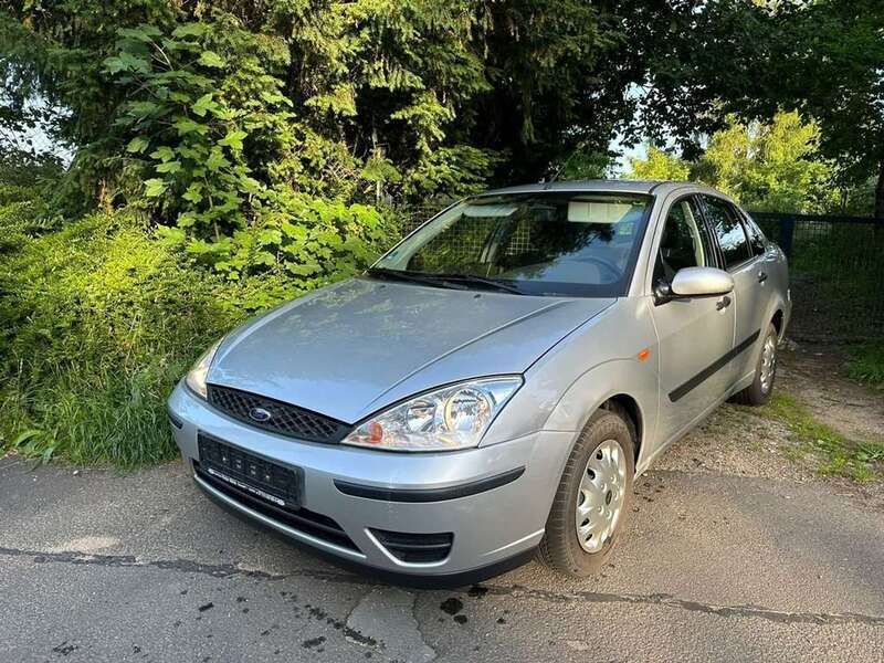 Silbermet Gebraucht 2002 Ford Focus Ghia Limousine | 2.500 € (Fairer Preis) - Bild 1/4