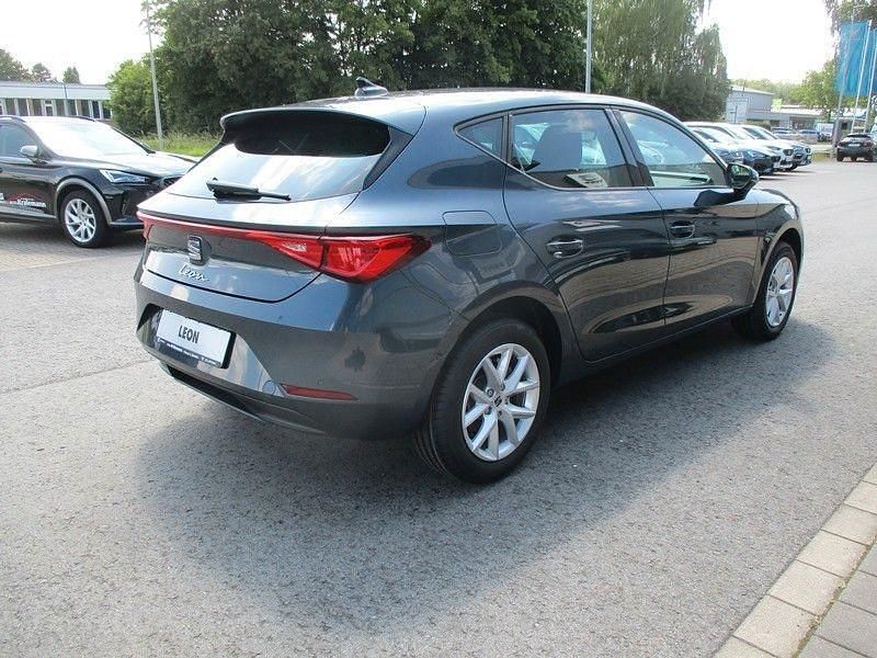 Neu Seat Leon 150 PS (110 kW) 2025 Grau Limousine