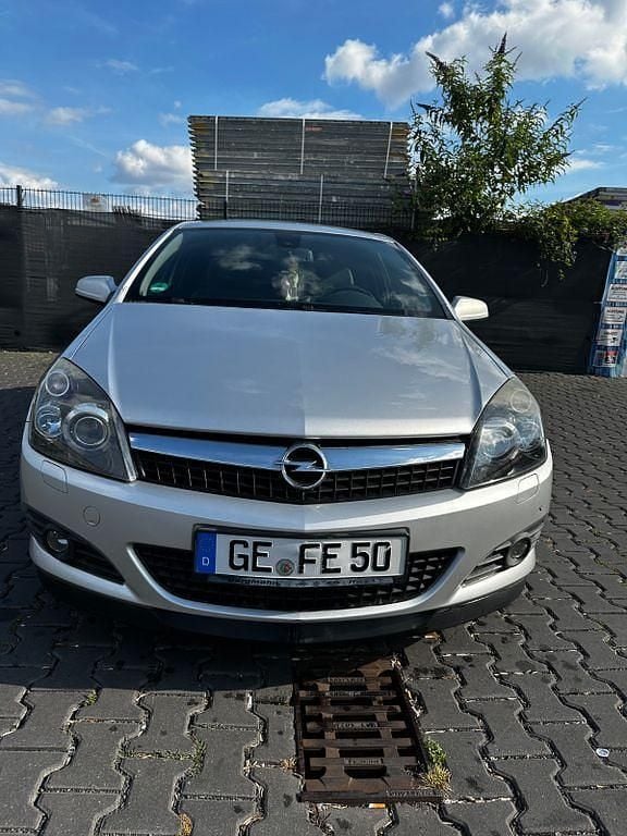 Silber Gebraucht 2009 Opel Astra GTC Innovation Limousine | 2.350 € (Guter Preis) - Bild 1/4
