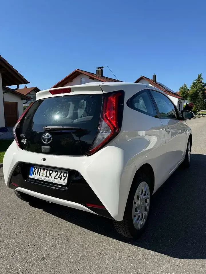 Gebraucht Toyota Aygo Play 72 PS (52 kW) 2018 Weiß Kleinwagen