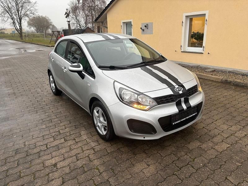 Silber Gebraucht 2012 Kia Rio Edition 7 Kleinwagen | 5.555 € (Guter Preis) - Bild 1/4