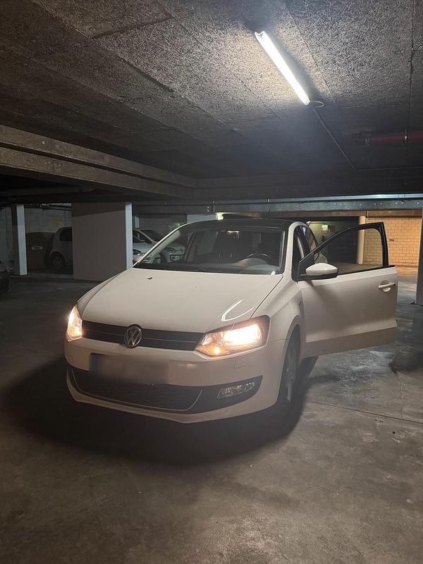 Weiß Gebraucht 2014 VW Polo Trendline Kleinwagen | 5.790 € (Guter Preis) - Bild 1/4