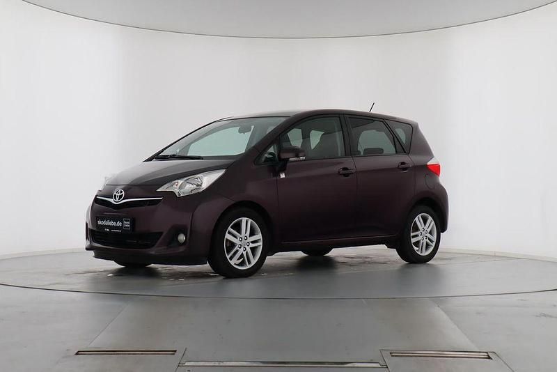 Deep amethyst mica metallic Gebraucht 2011 Toyota Verso-S Club Van / Kleinbus | 6.789 € (Fairer Preis) - Bild 1/4