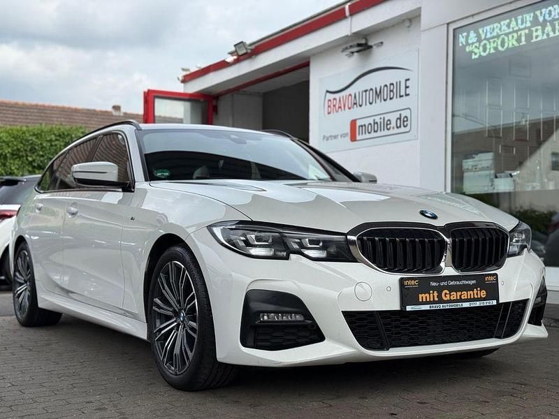 Weiß Gebraucht 2020 BMW 320 Shadowline Kombi | 20.999 € (Fairer Preis) - Bild 1/4