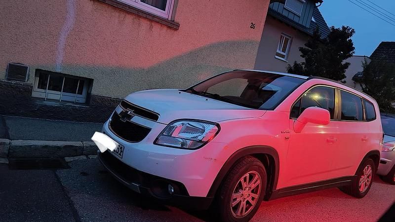 Weiß Gebraucht 2015 Chevrolet Orlando Van / Kleinbus | 5.999 € (Guter Preis) - Bild 1/2